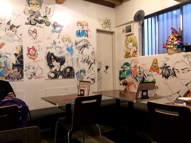 壁一面に人気漫画家のサインが入っているイナズマ カフェ （INAZUMA CAFE）店内1