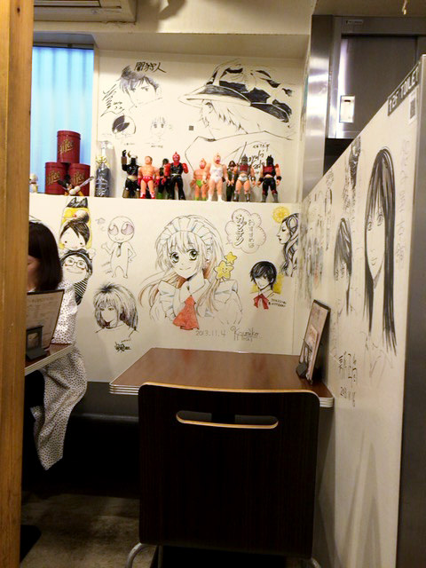 壁一面に人気漫画家のサインが入っているイナズマ カフェ （INAZUMA CAFE）店内2