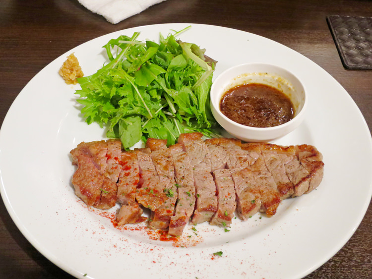 洋食　ツバキ亭の赤身ビーフステーキ