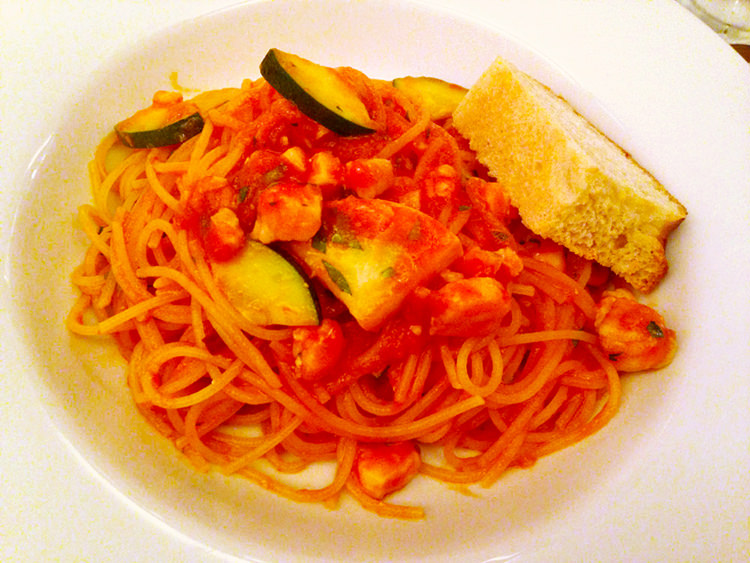 Pastatoria ALESSIOの魚介とズッキーニのトマトソース