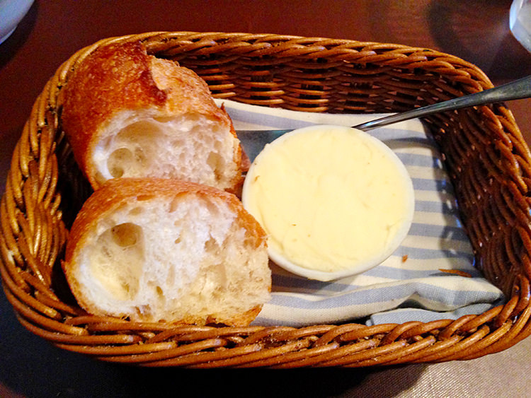イル・プリモ のフランスパンとバター