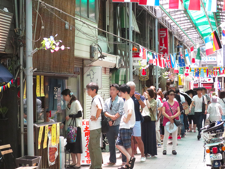 川勢の店頭に行列ができる様子