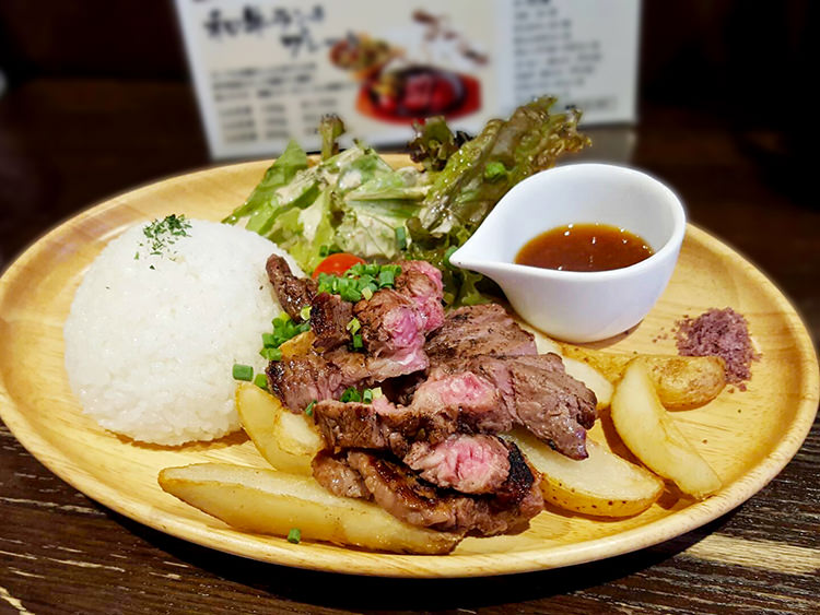 Meet　Meats 5バルの牛モモとトモバラ肉（中落ち牛カルビ）の盛り合わせプレート