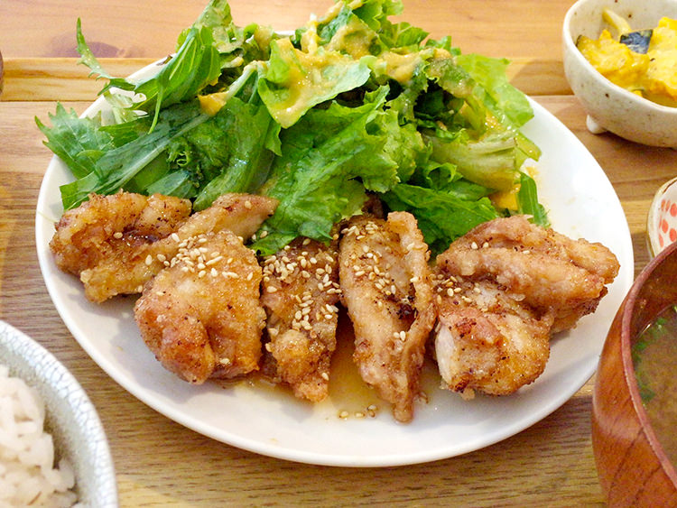 ニシクボ食堂の鶏肉のサラダ