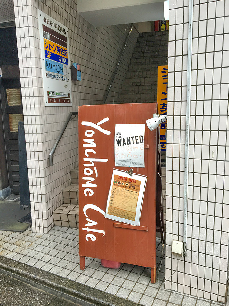 Yonchome Cafeの看板