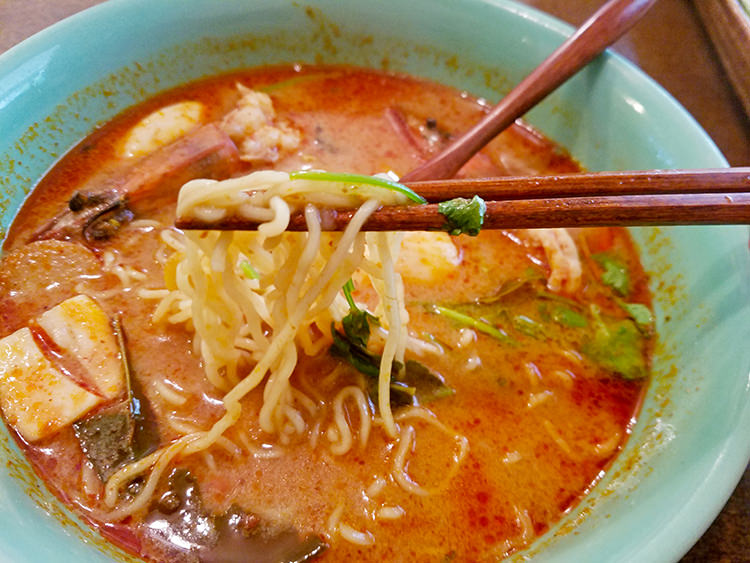 エレファントキッチンのトムヤムラーメンの麺