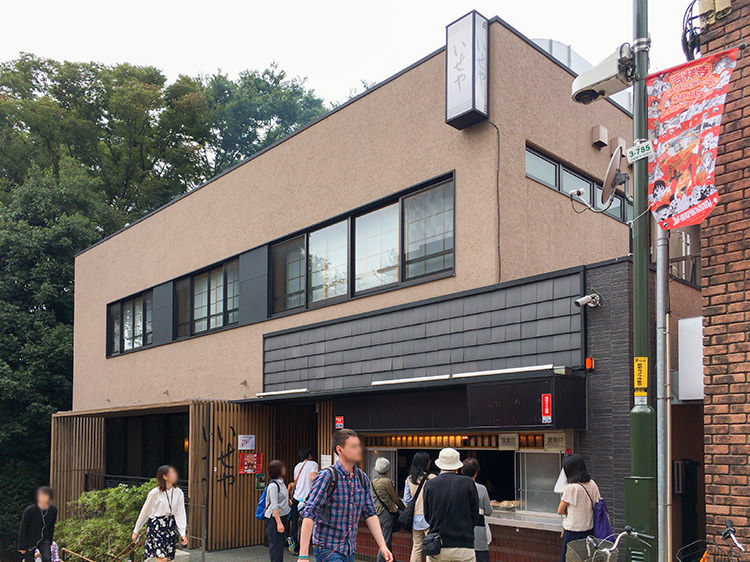 いせや 公園店の前に並ぶ人々