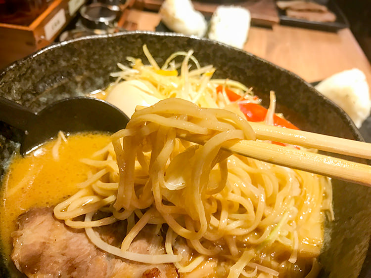 「味噌が一番」麺のアップ