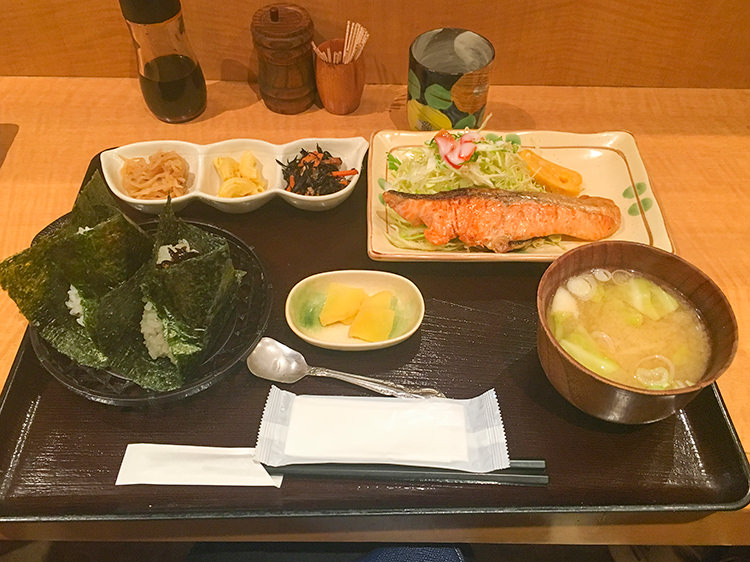 荻窪　おにぎりのさんかく山の焼き魚定食