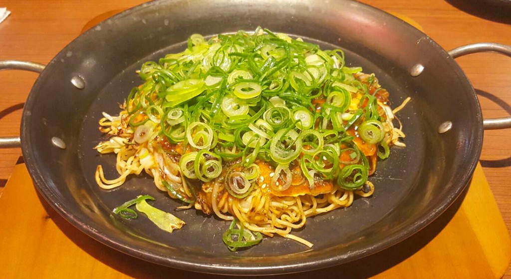 店内は広島カープ愛たっぷり 広島お好み焼き 鉄板焼き屋 恋鯉 吉祥寺 吉祥寺 杉並 中野 三鷹の不動産物件なら 殖産ベスト