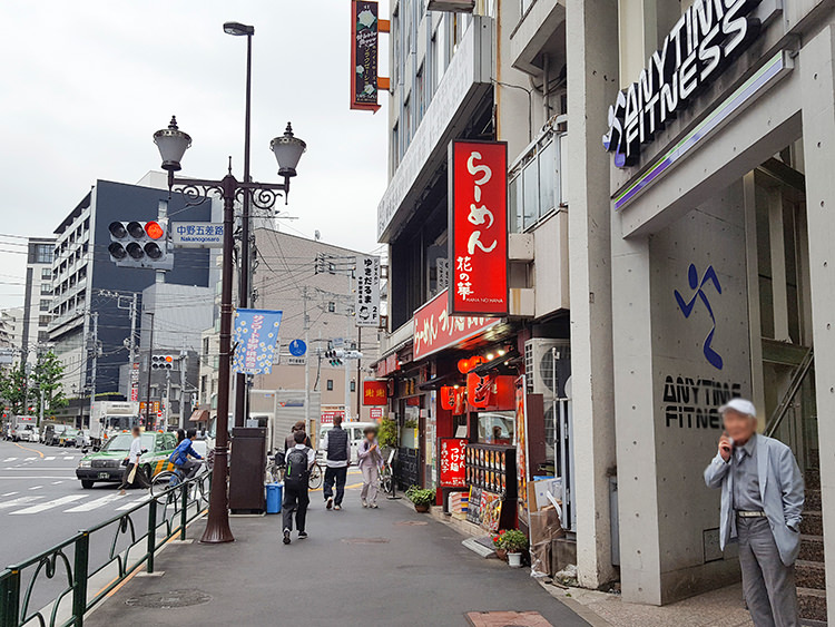 中野駅南口から進んだ五差路