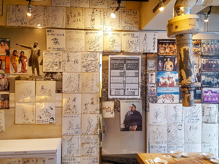 ゆきだるま中野本店の壁には、有名人やアーティストの色紙がいっぱい