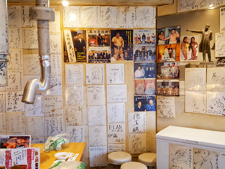 ゆきだるま中野本店には、有名人やアーティストの色紙が壁一面に