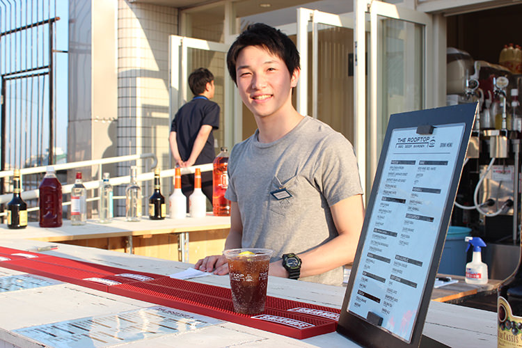 THE ROOFTOP BBQ BEER GARDENの店員さん