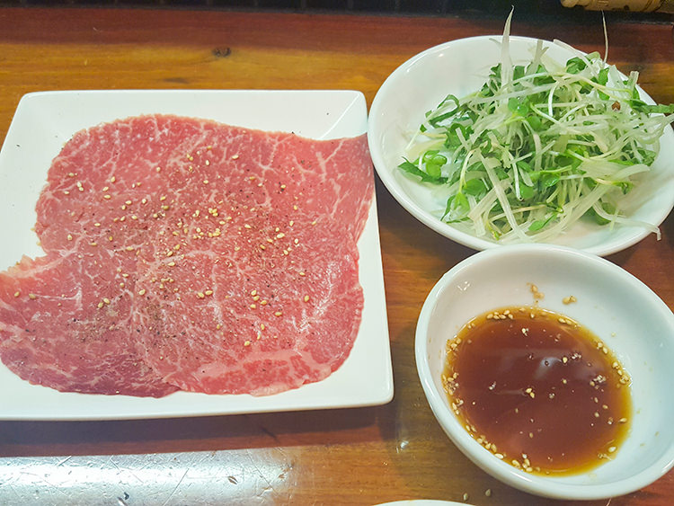 はせ川の霜降りロース野菜添え