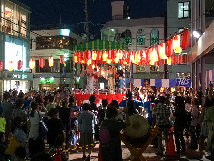 夏祭りの盆踊り