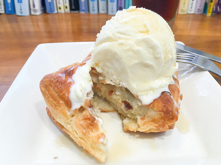 CAFE and BAR pocoのアイスクリームデニッシュ