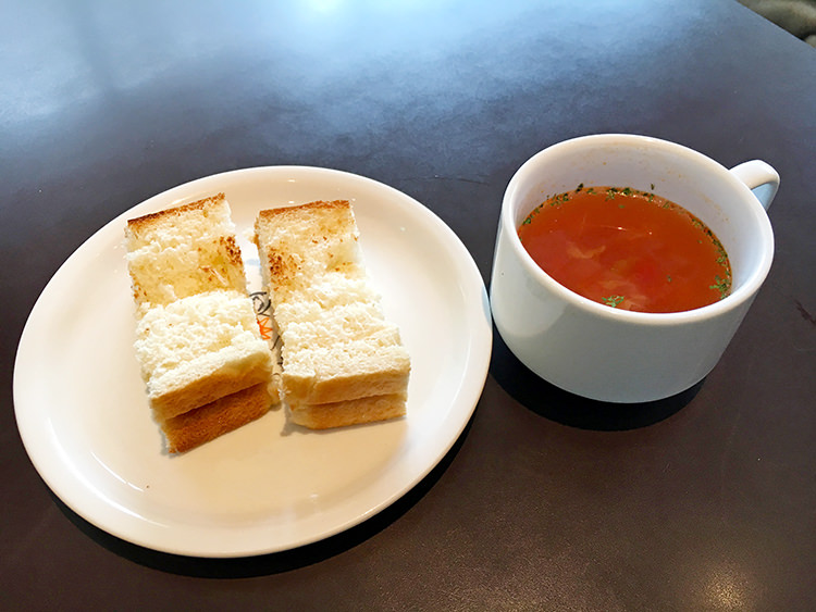 グッドモーニングカフェ 中野セントラルパーク店のセットのスープとパン