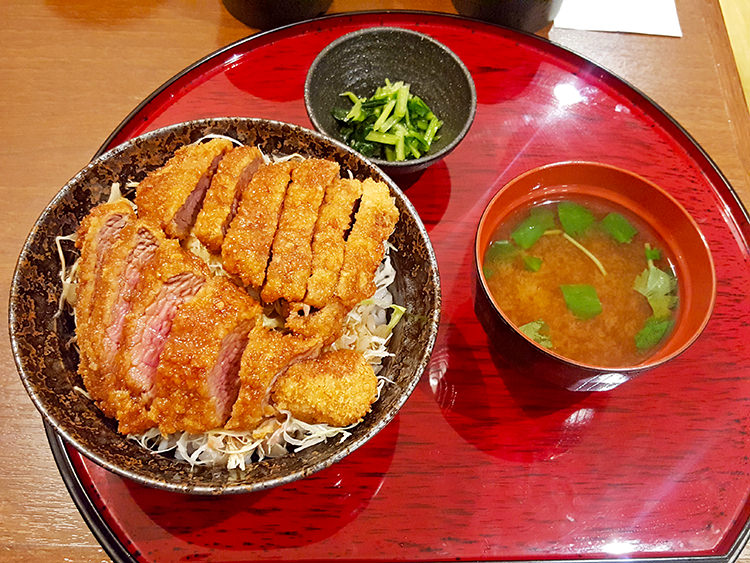 牛カツ専門店　京都勝牛の特選　牛ソースカツ丼　950円