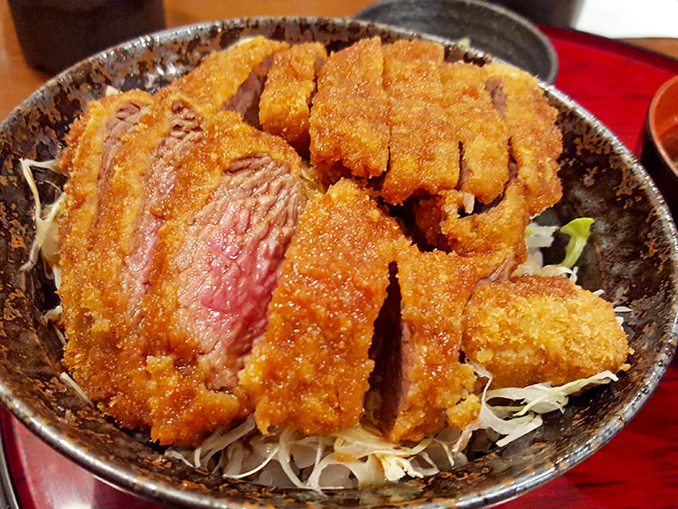 牛カツ専門店　京都勝牛の特選　牛ソースカツ丼　950円