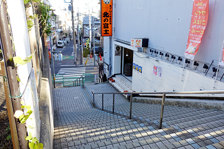 東中野駅降りてすぐの階段