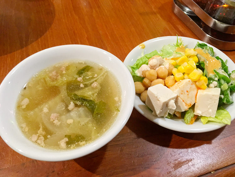 アムリタ食堂のサラダビュッフェとスープ