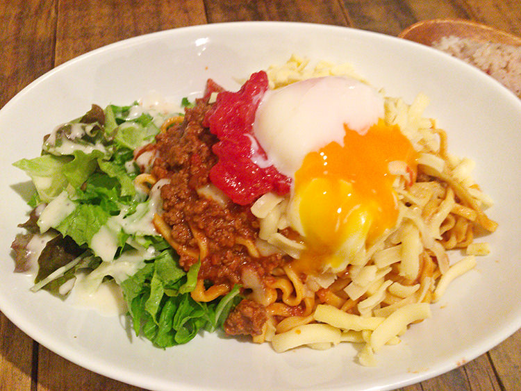 みなみのカエルのタコス焼きそばの卵を割った様子