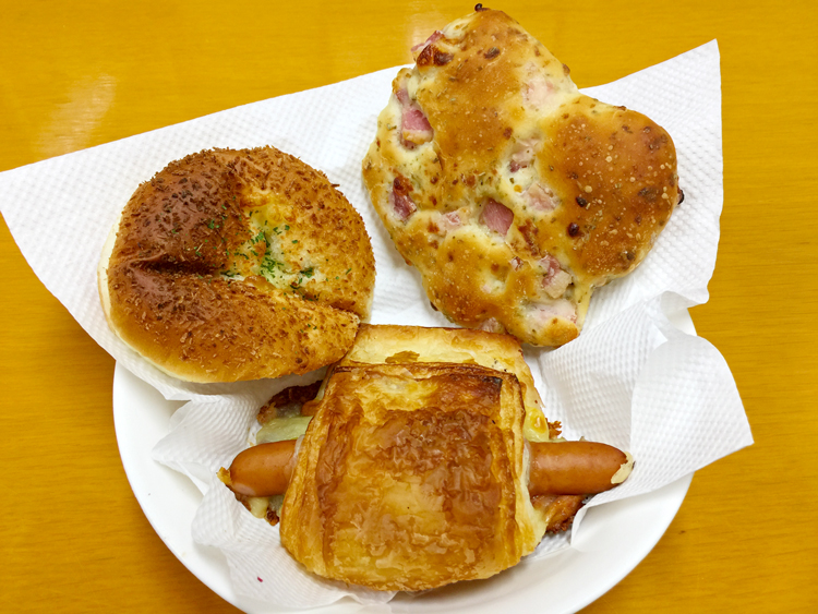 「パン焼き工房」そーせーじのカレーパン、ローズマリーと刻みベーコン、練乳ロール