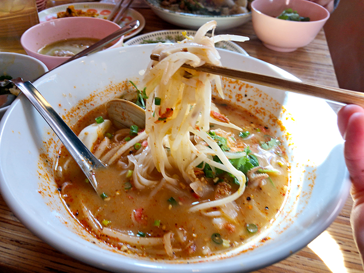 三鷹 カオマンガイバザールの辛そうな麺