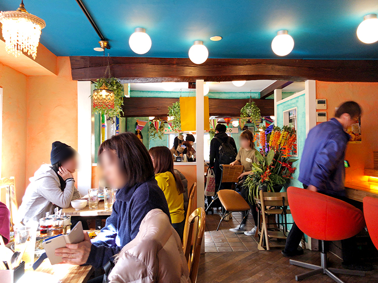 三鷹 カオマンガイバザールの店内