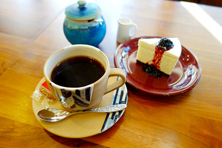 松井商店のコーヒーとチーズケーキ
