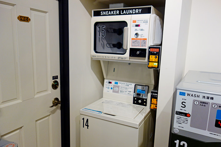  BALUKO LAUNDRY PLACE三鷹（バルコ ランドリー プレイス）のスニーカーの洗濯機