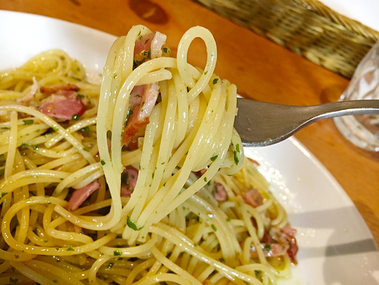 バジリコとベーコンのスパゲッティを食べる様子