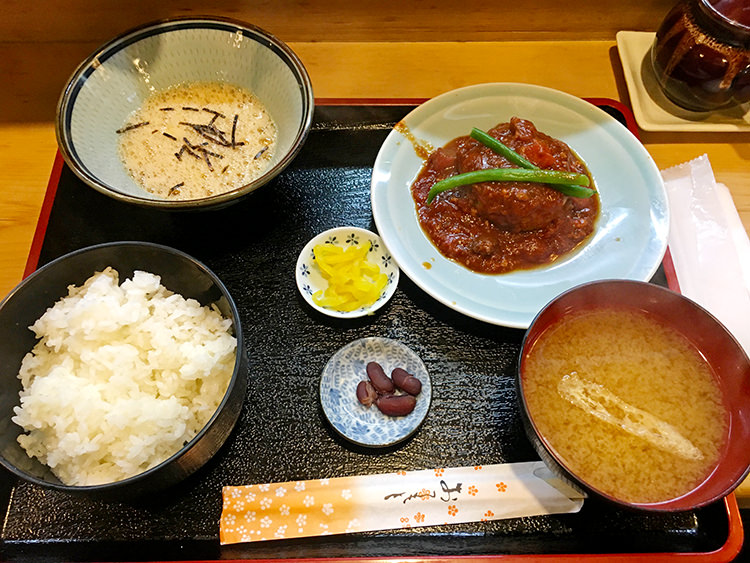 ゆずの煮込ハンバーグと山芋とろろを組み合わせた定食