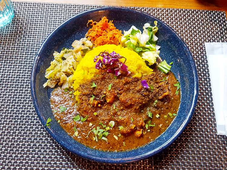 スパイスカレー青藍 高円寺のスパイシーチキンカレー定食