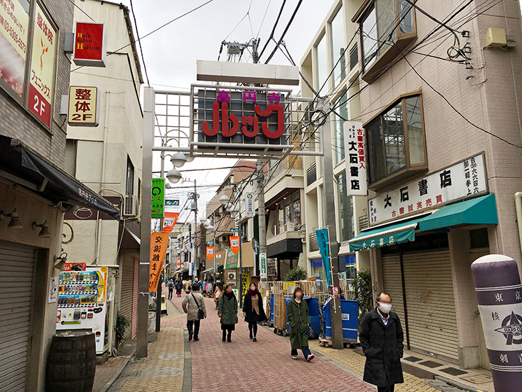 カフェバリチャンプル （cafe Bali Campur）へはルックを通ります