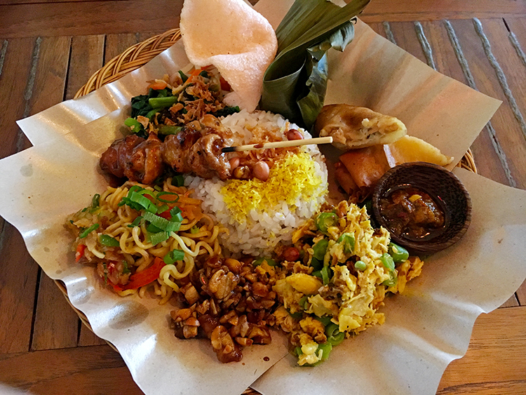 カフェバリチャンプル （cafe Bali Campur）のナシチャンプル