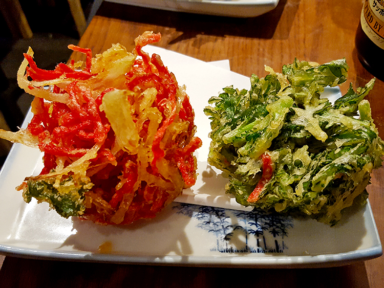高円寺　うどん酒場　でべその春菊200円、紅生姜250円