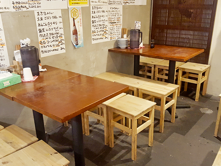 高円寺　うどん酒場　でべその店内