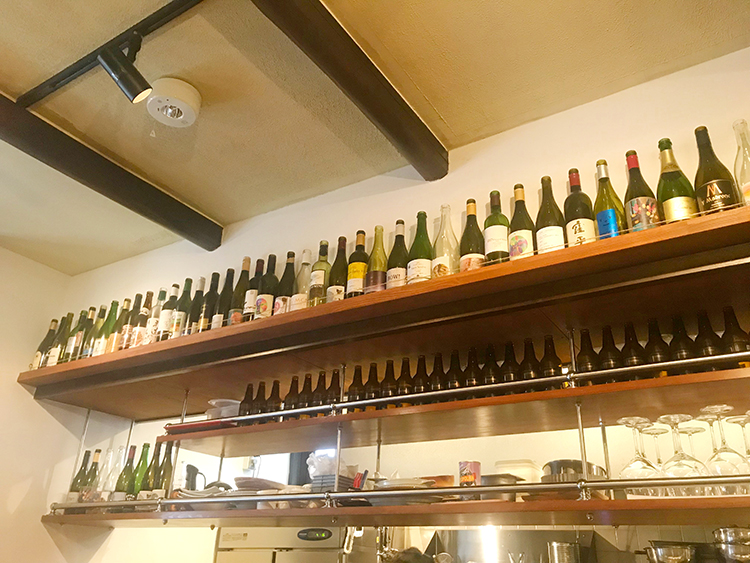 ビストロジュールの店内に並ぶワイン