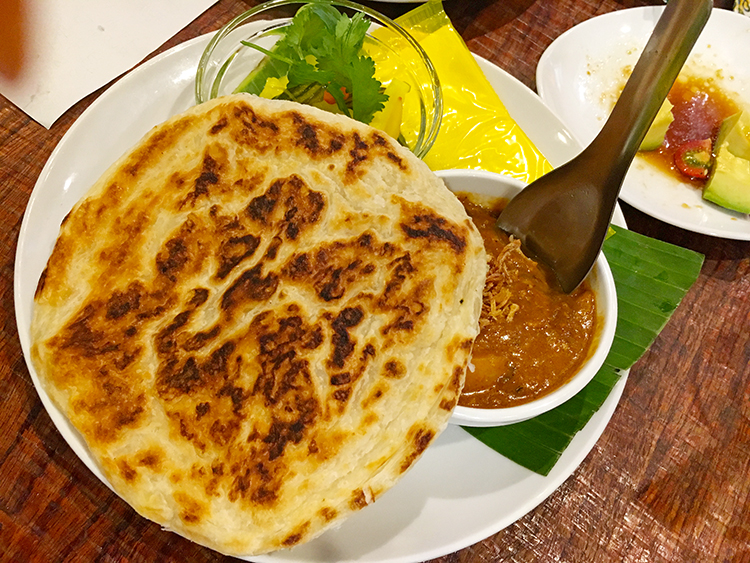 「海南チキンライスMu-Hung（夢飯）」のカレーとロティ