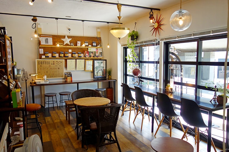 「JULES VERNE COFFEE 高円寺」の店内