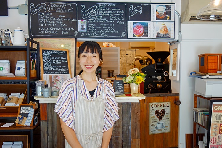 「JULES VERNE COFFEE 高円寺」のマネージャー小山亜希子