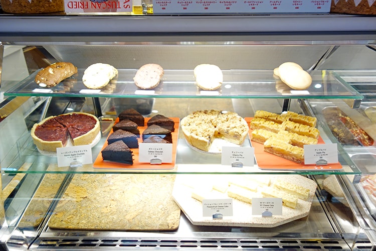 Sign吉祥寺のショーケースの中のケーキ