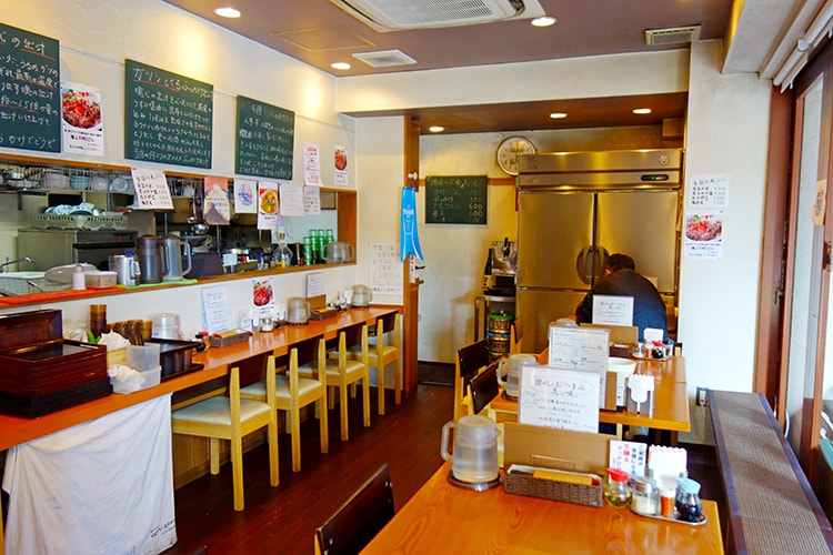 「花は咲く 新中野本店」の店内
