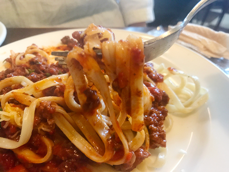 三鷹レストランコワンのミートソースパスタ