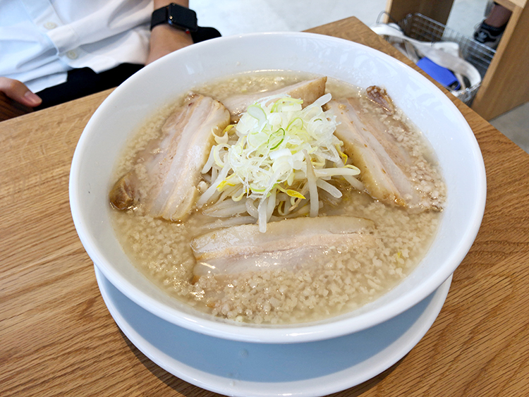 81・NOODLEBARの醤油豚骨麺