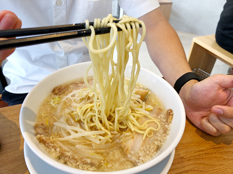 81・NOODLEBARの醤油豚骨麺