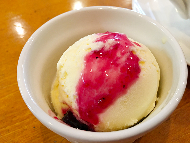 荻窪　ルココのバニラのアイスクリームの上にブルーベリーソース