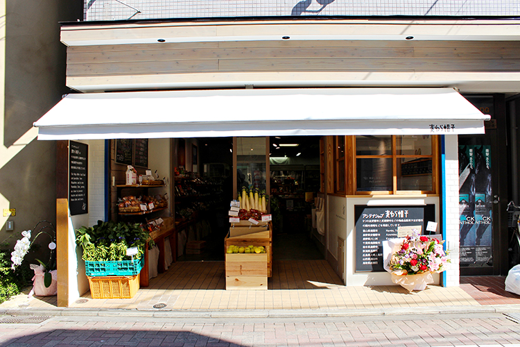 麦わら帽子の店頭